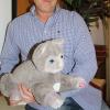Altenbetreuer Rainer Sampöck hütet ein Rudel von fünf RoboCats im Seniorenstift St. Paul.