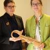 Schlüsselübergabe am Baumwipfelpfad: Miriam Langenbucher (links) übergibt die Leitung an Barbara Ernwein.