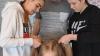 Letizia und Olivia begeisterten Friseurmeister Sebastian Robanus mit ihren hervorragenden Kenntnissen. Olivia stand brav Modell und ließ die Haarkünstler geduldig werkeln.