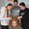 Letizia und Olivia begeisterten Friseurmeister Sebastian Robanus mit ihren hervorragenden Kenntnissen. Olivia stand brav Modell und ließ die Haarkünstler geduldig werkeln.