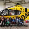 Im Feuerwehr- oder Sanitätsauto sitzen zu dürfen, lässt auch heute noch viele Kinderherzen höher schlagen. Daher wurde die Idee von Regina Veit, Elternbeirätin im evangelischen Kindergarten St. Johannis, den ADAC-Rettungshubschrauber in Ochsenfurt zu besichtigen, begeistert aufgenommen, heißt es in einer Mitteilung. In zwei Gruppen machten sich die Vorschüler des Kindergartens gemeinsam mit ihren Eltern und begleitet von Erzieherinnen auf den Weg. Gespannt folgten Kinder wie Erwachsene den Erklärungen des Rettungssanitäters Ernst Freier, der realistisch und kindgerecht über seine Arbeit und den Hubschrauber informierte und Fragen beantwortete:  Aus welchem Material besteht der Hubschrauber, wie kommen die Verletzten in den Hubschrauber, wie schnell kann er fliegen und wozu sind all die Knöpfe und Schalter da? Beeindruckt waren die Kinder, als sie selbst in den Hubschrauber einsteigen und sogar auf dem Sitz des Piloten Platz nehmen durften. Der informative Abend endete mit der Besichtigung der Leitstelle. Der Ochsenfurter „Christoph 18“ ist mit 1861 Einsätzen (Jahr 2016) bayerischer Spitzenreiter. Kindergartenleiterin Gudrun Trabert dankte der gemeinnützigen ADAC-Luftrettung gGmbH, dass sie diesen Besuch ermöglicht hatte und der „Crew“, dass sie sich neben den vielfältigen Aufgaben Zeit für solche Besichtigungen nahm.