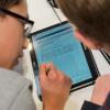 Bei der Arbeit mit digitalen Lernmitteln schreiben Schüler direkt in ihr „Buch“. Sogenannte Tabletklassen gibt es in Bayern schon vereinzelt. Sie sind bei Eltern extrem beliebt.