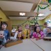 Wozu die weißen Platten an den Decken hängen konnten die Kinder der Tagesstätte in Lülsfeld zwar nicht beantworten, aber das Musikspielen macht ihnen auf jeden Fall Spaß.