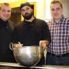 Mehr als eine reine Arbeitsstelle: Koch-Lehrling Mohamad Abd Algne (Mitte) schätzt die familiäre Atmosphäre, die bei Wolfgang (links) und Stefan Michel (rechts) im Restaurant „Michels Stern“ in Marktbreit herrscht.