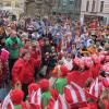 Alle Teilnehmer des Kinderfaschingszugs sammelten sich am Ende am Vierröhrenbrunnen.FotoS: Beate Spinrath