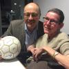 Sie ersteigerten den Handball mit den Unterschriften der Weltmeister von 1978: Ernst-Rudolf Bauer und seine Frau Benedikte.