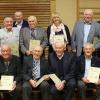 Zahlreiche Ehrungen für langjährige Treue zum Großlangheimer Turnverein überreichte Vereinsvorsitzender Gerhard Pfannes (hinten links) in der Jahreshauptversammlung des TVG am Sonntagabend in der Turnhalle. Unser Bild zeigt in der hinteren Reihe Max Endres, Artur Schmitt, Ernst Kuhn, Johann Ruck, Elke Bergmann, Norbert Rickel, Franz Pfannes und Franz Schmitt. Vorne: Ewald Müller, Raimund Pfannes, Karl  Bergmann, Erich Schmitt, Franz Nicola und Kaspar Ruck.