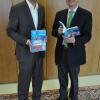 OB Sebastian Remelé (links) und Verlagschef Werner Ruf freuen sich über die neue Ausgabe 2018/2019 des Adressbuchs für die Stadt Schweinfurt.