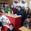 (ela)   Im Rahmen des Projektes Hot Dog erlebte die Klasse 7G der Mittelschule Wiesentheid mittels der Schülerfirma, wie viel Arbeit dahinter steckt, bevor ein Produkt seine Käufer findet, heißt es in einer Mitteilung. Die Jugendlichen arbeiteten in den Teams „Bedarfsanalyse“, „Werbung“, „Kalkulation“, „Produktion“ und „Verkauf“. Mit Unterstützung des Klassenleiters, Herrn Ebert, gelang es nach vielen Stunden der Vorbereitung und Organisation tatsächlich, im fünf-Sekunden-Takt Hot Dogs zuzubereiten und an die hungrigen Mitschüler zu verkaufen.
