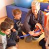 (rtr)   Wann fühlen sich Karius und Baktus wohl? Wie viel Zucker ist in Limonade? Wie repariert der Zahnarzt ein Loch im Zahn? Wie oft muss ich zum Zahnarzt? Solche Fragen beantwortete Zahnarzt Kurt Müller, der ins Kinderland der Stadt Bad Königshofen gekommen war. Er besprach mit den Vier- bis Sechsjährigen, welche Lebensmittel gut und welche schlecht für die Zähne sind. An einem Gebiss-Modell zeigte Arzthelferin Manuela Ollek den Kindern die richtige Putztechnik, und alle bekamen ein Zahnputzset geschenkt, so die Mitteilung aus dem Kinderland.