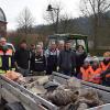 (ps) Der Verschönerungsverein hat am vergangenen Samstag wieder an der „putz-munter“-Aktion des Team Orange teilgenommen. Zahlreiche Mitglieder und vier Kinder haben an der Müllsammelaktion mitgearbeitet. Rund um Holzkirchen wurde Unrat eingesammelt. Die Helfer sammelten einen Auto- und einen Traktoranhänger voll mit Abfall. Wie schon in den vergangenen Jahren lag der meiste Müll an der Staatsstraße östlich von Holzkirchen und an der Alten Straße. Viele Plastikfolien, Glasflaschen, Metall galt es aufzuklauben. Auch Eternit-Asbestplatten tauchten auf. Diese wurden an Ort und Stelle belassen und gekennzeichnet, da die Teile eigens durch das Team Orange abgeholt werden. Zur Überraschung wurde ein noch gültiger Reisepass gefunden. Die Daten wurden an die Polizei Würzburg Land gemeldet und bei der Gemeindeverwaltung abgegeben.