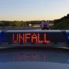 Symbolbild: Polizeifahrzeug mit Unfall-Hinweis