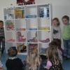 (mim)   Kürzlich wurde im Kindergarten St. Joseph in Hofheim mit Kindern, Eltern und Großeltern die „Kita-Spielothek“ eröffnet. Laut einer Pressemitteilung des Kindergartens hat der Verein „Mehr Zeit für Kinder“ dieses Projekt mit dem Ziel entwickelt, das gemeinsame Spielen in der Familie zu stärken sowie die Erziehungspartnerschaft zwischen Kita und Eltern zu unterstützen, mit Hilfe eines Pakets an verschiedenen, pädagogisch wertvollen Spielmaterialien. Diese hat das Institut ZNL (Transfer Zentrum für Neurowissenschaften und Lernen) in Ulm. Zur Hofheimer „Kita-Spielothek“ gehören Gesellschaftsspiele und Puzzle, Fahrzeuge und Babypuppen im Wert von über 600 Euro. Diese verlost der Verein deutschlandweit jährlich unter Kitas, die sich beworben haben. Die Spielsachen können auch von Familien für zuhause ausgeliehen werden. Zur Eröffnung in St. Joseph hatte das Kindergartenteam eine Spielstunde mit Kindern und Eltern vorbereitet. So wurden die neuen Spiele gleich ausprobiert und erklärt. „Es war ein gelungener Start in ein sinnvolles Projekt, das alle Familien anspricht“, lautet das Fazit des Kindergartens. Auch Flüchtlingsfamilien fänden gute Möglichkeiten, sich mit der deutschen (Spiel)Kultur vertraut zu machen und Verknüpfungen zwischen Kindergarten und Elternhaus zu erleben, die Inklusion möglich machen.