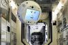 Roboter Cimon – hier auf einer Fotomontage – ist so groß wie ein Medizinball, macht immer gute Miene und kennt sogar den Musikgeschmack des deutschen Astronauten Alexander Gerst. Ein Team von Airbus DS hat Cimon in Immenstaad (Bodenseekreis) entwickelt.