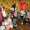 (mia)   Zu einer Vernissage luden die Kinder der Kindertagesstätte „Haus Kunterbunt“ in Müdesheim ein. Im Rahmen ihrer diesjährigen Projektewoche beschäftigten sie sich mit dem Thema „Kunst“, heißt es in einer Pressemitteilung. Mehrere Monate lang wurde fleißig gewerkelt, geklopft, geklebt, bemalt – und was dabei herauskam, war beeindruckend. Vom futuristischen Auto, über ein Hundertwasserhaus, von der Papiercollage über eine mit Muffinförmchen gestylte Lampe war viel Abwechslung geboten. Die Eltern waren beeindruckt, welch zauberhafte Kreationen herausgekommen waren. Toll fand KiTa-Leiterin Heike Göbel, dass fast alle Objekte als Gemeinschaftsarbeit hergestellt wurden, was den Teamgeist der Kinder förderte. Künstler wollen ihre Werke verkaufen. Hier zeigte sich KiTa-Leiterin Heike Göbel als geschickte Auktionatorin. In Windeseile wechselten besonders beeindruckende Werke ihre Besitzer. Doch bevor die KiTa-Kinder ihre Kunstwerke für den „Hammer“ freigaben, gab es eine kleine Aufführung. Zur Ausstellung hatten sich Gäste aus der ganz großen Kunstszene angemeldet. Kein geringerer als Antonio Vivaldi, Pablo Picasso, Friedensreich Hundertwasser und Antoni Gaudi waren auf die KiTa-Bühne gekommen und zeigten, welches „Handwerkszeug“ sie für ihre Kunstwerke benötigen. Selbst die Puderperücke fehlte nicht, als Antonio Vivaldi mit seiner Violine auftrat und eine Kostprobe seiner „Vier-Jahres-Zeiten“-Komposition gab. Spontan traten kleine Balletttänzerinnen auf die Bühne und zeigten mit lieblichen petit jeté-Schritten aus dem Ballett „Nussknacker“, wie sehr die Muse in den Kinderherzen eingezogen war.
