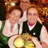 Festwirtin Ilse Hahn und ihr Sohn Michael,hinten Küchenchef Philipp Keller wünschen einen guten Appetit.