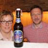 „187 Jahre älter“: Würde man auf dem Kreuzberg das Bier in klassischen Flaschen abfüllen, sähe das Etikett, das Geschäftsführerin Angelika Somaruga und Braumeister Ulrich Klebl präsentieren, so aus. Mangels Flaschen beteiligt sich der Kreuzberg aber mit einem Gutschein an der Sonderedition „100 Jahre Freistaat Bayern“.