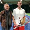 Tennis-Bezirksmeister der Aktiven in Wörth wurde Maximilian Kuhn (rechts). Neben ihm Bezirksvorsitzender Walter Haun.