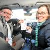 Bei der Präsentation des Service-Taxis im Landkreis Würzburg: Taxifahrer Arno Gatzenberg und Sibylle Holste vom Kreis-Kommunalunternehmen.