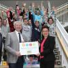 Bambergs Landrat Johann Kalb übergibt das Signet „Bayern barrierefrei – Wir sind dabei“ des Anerkennung des Bayerischen Staatsministeriums für Arbeit und Soziales, Familie und Integration an die Leiterin der Steigerwald-Realschule in Ebrach, Katja Kühne.