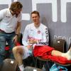 Dr. Kai Fehske beim verletzten Robin Benzing Dr. Kai Fehske beim verletzten Robin Benzing