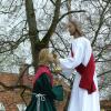Jesus reicht einem Jünger – vermutlich Johannes – Brot und Wein: Zwei Mannequins, die am Karfreitag durch Lohrs Straßen getragen werden. Mannequins wurden früher Gliederpuppen genannt. Bei diesen sind nur Köpfe und Hände aus Holz. Die Kleidung ist über Holzgestelle gezogen.