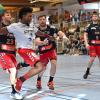 Gary Hines (am Ball) war mit sieben Treffern erfolgreichster Torschütze des HSC Bad Neustadt. An der 21:24-Niederlage seiner Mannschaft beim HC Erlangen II (links Magnus Heyn, daneben Sebastian Walz) konnte auch er nichts ändern.