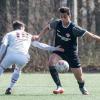 Würzburgs Hamed Saleh (in schwarz) setzt sich gegen Patrick Hofmann vom 1. FC Nürnberg durch. Mehr Bilder vom Pokalspiel zwischen der U 19 der Kickers und dem Club finden Sie bei uns im Internet unter mainpost.de/sport.