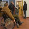 Für Rollstuhlfahrer ungenügend ist die Behindertentoilette in der Margarethenhalle. Bei einem Ortstermin informierte sich der Bauausschuss über Veränderungsmöglichkeiten.