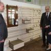 Meisterin Rebekka Weise stellt ihr Meisterstück, eine besondere Garderobe, Landrat Wilhelm Schneider (Zweiter von rechts) und Schulleiter Oliver Dünisch vor.