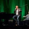 Konstantin Wecker (Mitte) begeisterte bei seinem Konzert im Würzburger Congress Centrum mit seinen Begleiterin Fanny Kammerlander und Jo Barnikel.
