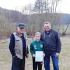Absender gefunden: Karl-Heinz Amthor und sein Enkel Julian Würll (von rechts) haben ihre Flaschenpost wiederbekommen, die nach dreieinhalb Jahren auf der Streuinsel am Grundstück von Bernd Ullrich (links) in Stockheim gestrandet war.