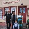 Die Brotzeitstube am Bischofsheimer Marktplatz hat neu eröffnet. Das Bild zeigt von links den Inhaber Conrad Schwill mit dem Pächterehepaar Jatin und Alev Verma und Sohn Ayaan.
