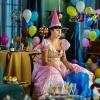 (mia)   Die Burg-Lichtspiele Mühlbach zeigen in der Vhs-Filmauslese „Madame – Nicht die feine Art“ am Ostersonntag, 1., und Ostermontag, 2. April, um 11.15 Uhr. „Madame“ ist die zweite Regiearbeit der französischen Regisseurin Amanda Sthers und ist trotz gesellschaftskritischer Anklänge als Komödie angelegt, als eine Art „Cinderella“-Story für Erwachsene, in der die Filmemacherin das  Märchenmotiv entzaubert, aufpeppt und als boshafte Parabel auf eine oberflächliche Gesellschaft präsentiert.