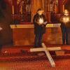 In das Kreuz auf den Stufen des Hochaltars schlugen die Teilnehmerinnen und Teilnehmer der Gethsemane-Nacht Nägel. Erinnerung an ihre Sorgen, Schmerzen und Nöte, die sie dem Gekreuzigten mit gaben.