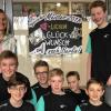 Das Gymnasium Bad Königshofen stellt die beste Tischtennis-Schulmannschaft Bayerns in der AK III: Gabriel Erhard (vorne von links), Jakob Schäfer, Julius Buchs, Andreas Ortlauff, Marlon Morber, Maximilian Dreher sowie Lehrerin Nina Kühlwein-Tüchert (hinten v. l.) und Linus Türk.