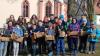 An den Kartagen (Karfreitag und Karsamstag) ersetzen die Kinder mit ihren Rappeln, Leiern oder Ratschen die Kirchenglocken. Zum Ave- Mittags- oder Abendleuten und zum Kirchgang ziehen die Kinder durchs Dorf und singen die Zeit an.