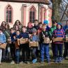 An den Kartagen (Karfreitag und Karsamstag) ersetzen die Kinder mit ihren Rappeln, Leiern oder Ratschen die Kirchenglocken. Zum Ave- Mittags- oder Abendleuten und zum Kirchgang ziehen die Kinder durchs Dorf und singen die Zeit an.