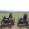 Die ersten Sonnenstrahlen nutzen: Tobias Bieber (links) und Tom Geis während ihrer Motorradtour durch Bad Neustadt.