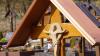 Auch die Steinmetzfamilie Graser hat ein Holzkreuz auf ihrem Grab – der Christus jedoch ist aus Sandstein.