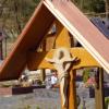 Auch die Steinmetzfamilie Graser hat ein Holzkreuz auf ihrem Grab – der Christus jedoch ist aus Sandstein.