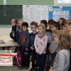 (steve)   Zahnärztin Dr. Kerstin Bangert und ihre Zahnarzthelferin Michaela Werthmann besuchte kürzlich die Schüler der Grundschule Sackenbach. Die Schüler der Klasse 1/2 beeindruckten mit ihrem Wissen rund um das Thema „Gesunde Zähne“. Beide Fachleute griffen dies gekonnt auf und bildeten die Kinder zu kleinen Zahnexperten aus: Fragen wie „Wie putze ich richtig?“,  „Wozu brauche ich eine Füllung?“ und „Welche Nahrungsmittel sind gut für meine Zähne?“ wurden mit viel Anschauungsmaterial aus der Zahnarztpraxis geklärt. Der Versuch „Wie entsteht Karies?“ versetzte die Kinder ins Staunen. Selbstverständlich durften die Schüler sich auch am richtigen Zähneputzen nach dem KAI-Prinzip (Kau-, Außen- und Innenflächen) ausprobieren. Zum Schluss wurden alle Schüler der Klasse 1/2 mit Zahnbürsten, Zahnputzbechern  Co. von der Bayerischen Landesarbeitsgemeinschaft Zahngesundheit belohnt.
