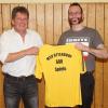 Den offiziellen Rahmen der Jahreshauptversammlung des MSV Ottendorf nutzte Fußball-Abteilungsleiter Gerhard Lang (links), um seinen Vereinskameraden Matthias Lerm (rechts) für 600 bestrittene Fußballspiele auszuzeichnen. Der leidenschaftliche Torwart – bekannt für seine Spiderman-Trikots – war schon bei der Fußballmannschaft des MSV Ottendorf Standardbesetzung in der Startelf und steht auch bei der SG Untertheres-Ottendorf weiterhin seinen Mann zwischen den Aluminiumlatten.