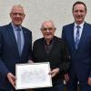 Michael Reinwand aus Augsfeld feierte am Dienstag seinen 90. Geburtstag. Dazu gratulierten der stellvertretende Landrat, Michael Ziegler (rechts), und Bürgermeister Günther Werner (links).