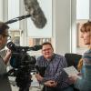 Das Team des Fernsehmagazins „Quer“ interviewt Redakteur Thomas Fritz in den Redaktionsräumen in Würzburg.
