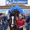 Dem wunderschönen deutschen Reitpony „Pamun” gebührte die Ehre eine Möhre durchzuknabbern und so - anstelle eines durchschnittenen Bandes - den neuen  Krämer Mega-Store zu eröffnen. Geführt wird das Pferd von seiner Besitzerin Ronja Schmittfull aus Schleerieth.