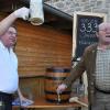 Auf das 333-jährige Bestehen: Am Samstag wurde im Fränkischen Hof in Hofheim auf die Geschichte angestoßen. Im Bild: Wirt Jarek Trejgis (links) und zweiter Bürgermeister Reinhold Giebfried.