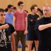Der Würzburger Schüler Leon Ghimire (links) trainiert gemeinsam mit dem Choreographen Alan Brooks (rechts) für das Tanzprojekt „Interconnected“ der Roland Berger Stiftung.