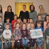 (gab)   Das Basarteam Aschfeld erwirtschaftete beim Frühlingskleiderbasar in der Bachgrundhalle in Aschfeld den Betrag von 1048 Euro. 100 Euro davon gehen an das Team der Kinderkirche, die restlichen 948 Euro kommen den Kindern des Kindergartens St. Bonifatius in Aschfeld zugute, teilt das Basarteam in einem Pressebericht mit, das Team bedankte sich bei der Übergabe auch bei den Helfern für die tatkräftige Unterstützung und die vielen Kuchenspenden.. Auf dem Foto freuen sich die Kinder des Kindergartens Aschfeld und (hinten von links) Kathrin Lengler (Kinderkirche), Simone Eckert, Julia Breitenbach, Melanie Wagner (alle Basarteam), Petra Stemig und Patricia Schipper (vom Kindergarten Aschfeld).