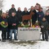 Die Albertshöfer Gärtner starten mit ihrem Tag der offenen Gärtnereien am 15. April die Feierlichkeiten zum Gemeinde-Jubiläumsjahr. Für die Gäste rüsten sich (hinten von links) Wolfgang Gernert, Bürgermeister Horst Reuther, Gerhard Wenkheimer, Jan Will, Dominik Höhn, Ralf Wenkheimer und Andre Busigel sowie (vorne von links) Gärtner-Obermeister Jürgen Böhm, Gerd Gernert, Carina Uhl, Matthias Töpfer, Christian Gimperlein, Miriam Weihprecht und Claudia Höhn.